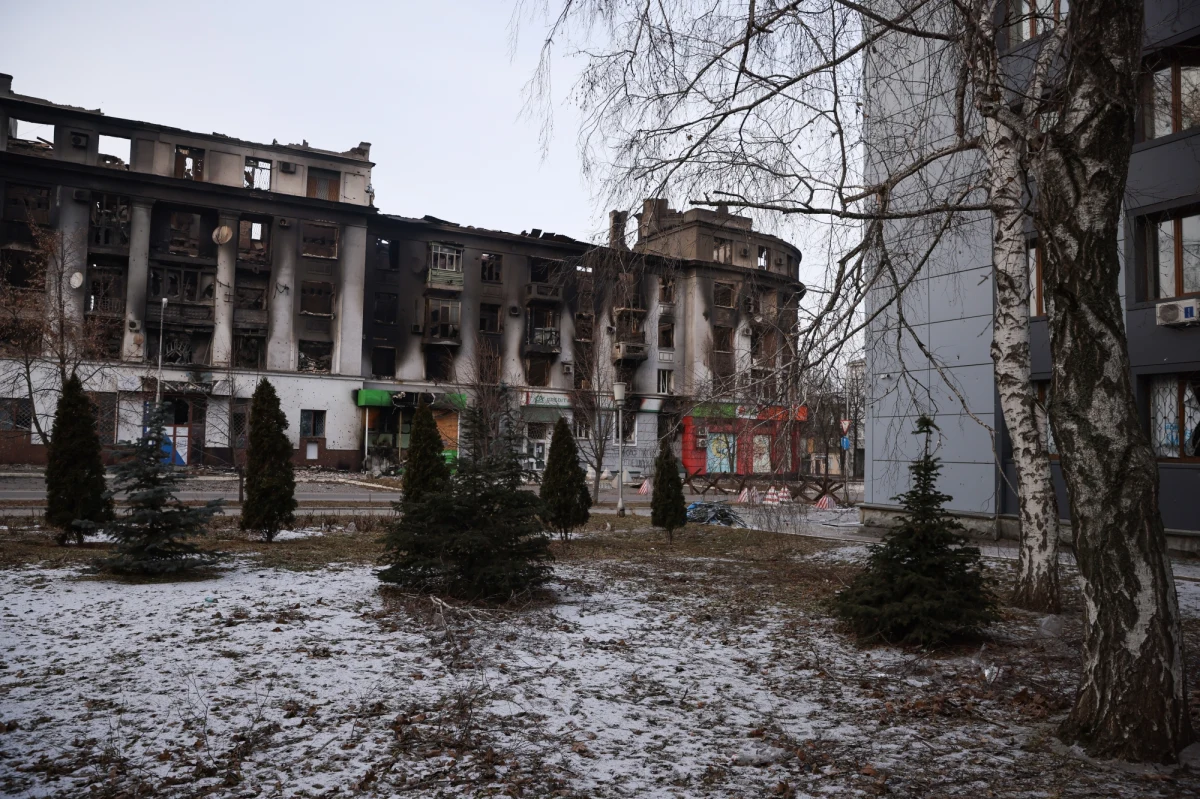 Kolejny alarm ogłoszono w piątek po południu na terytorium całej Ukrainy w związku z zagrożeniem rosyjskich ostrzałów rakietowych. Poprzedni, ogłoszony rano, trwał trzy i pół godziny. "W wyniku zmasowanego rosyjskiego ataku rakietowego na Ukrainę uszkodzone zostały w piątek sieci wysokiego napięcia w zachodnich, centralnych i wschodnich regionach kraju" - poinformował premier Denys Szmyhal w komunikacie na serwisie Telegram. Dowódca Sił Zbrojnych Ukrainy generał Wałerij Załużny podał, że w atakach przeprowadzonych w dniach 9-10 lutego Rosjanie użyli 100 rakiet.