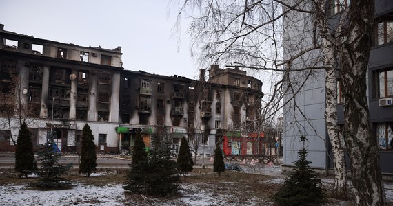 Kolejny alarm ogłoszono w piątek po południu na terytorium całej Ukrainy w związku z zagrożeniem rosyjskich ostrzałów rakietowych. Poprzedni, ogłoszony rano, trwał trzy i pół godziny. "W wyniku zmasowanego rosyjskiego ataku rakietowego na Ukrainę uszkodzone zostały w piątek sieci wysokiego napięcia w zachodnich, centralnych i wschodnich regionach kraju" - poinformował premier Denys Szmyhal w komunikacie na serwisie Telegram. Dowódca Sił Zbrojnych Ukrainy generał Wałerij Załużny podał, że w atakach przeprowadzonych w dniach 9-10 lutego Rosjanie użyli 100 rakiet.