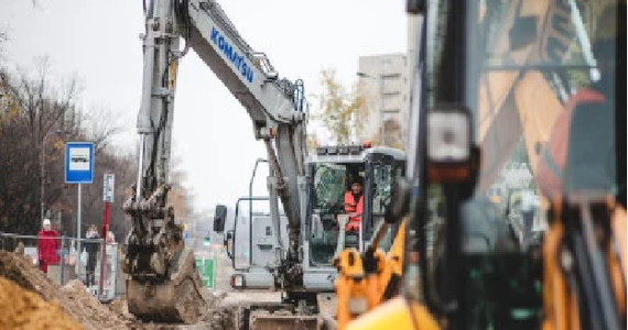 Kierowców i pasażerów komunikacji miejskiej w Warszawie od północy z 10 na 11 lutego czekają kolejne zmiany. Od soboty plac budowy zacznie się wydłużać. To oznacza zmiany dla kierowców i pasażerów komunikacji miejskiej.