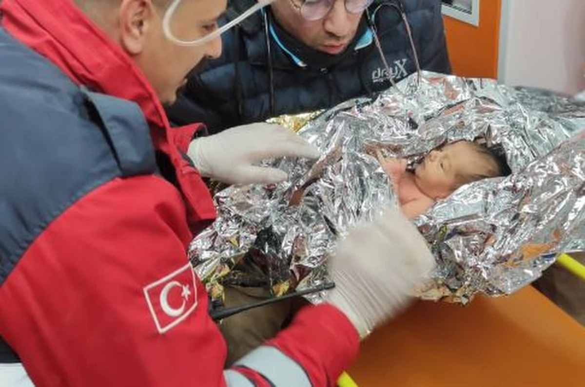 Noworodek i jego matka zostali uratowani spod gruzów 90 godzin po poniedziałkowym trzęsieniu ziemi w Turcji. Lokalne media piszą o cudzie i publikują zdjęcia 10-dniowego chłopca o imieniu Yagiz. Dane napływające z Turcji i sąsiedniej Syrii są zatrważające - mowa jest już o ponad 22 tysiącach ofiar kataklizmu. 