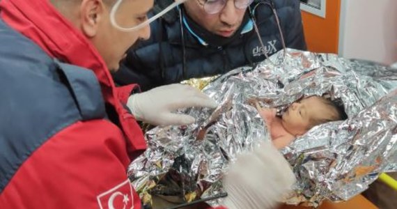 Noworodek i jego matka zostali uratowani spod gruzów 90 godzin po poniedziałkowym trzęsieniu ziemi w Turcji. Lokalne media piszą o cudzie i publikują zdjęcia 10-dniowego chłopca o imieniu Yagiz. Dane napływające z Turcji i sąsiedniej Syrii są zatrważające - mowa jest już o ponad 22 tysiącach ofiar kataklizmu. 