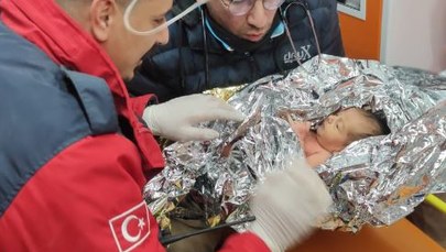 Matka z noworodkiem uratowani po 90 godzinach. Cud w Turcji