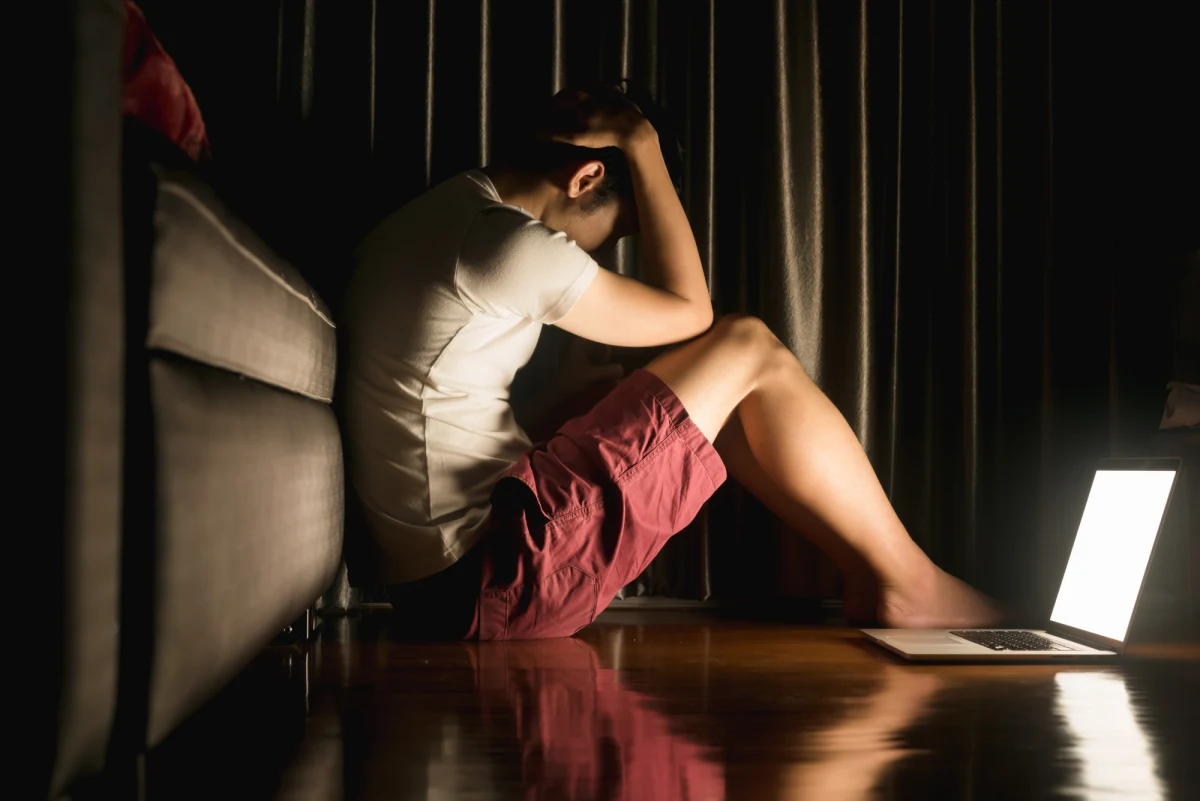 Od dziś zaszła duża zmiana w internecie. "Jestem przekonany, że dzięki temu liczba prób samobójczych zmaleje" - mówi w RMF FM psychoterapeuta Daniel Dziewit. Jak poinformował Rzecznik Praw Dziecka, Mikołaj Pawlak udało się porozumieć z firmą Google. Po wpisaniu w wyszukiwarkę haseł związanych z samobójstwem, w pierwszej kolejności pojawią się informacje o numerach telefonów zaufania. 