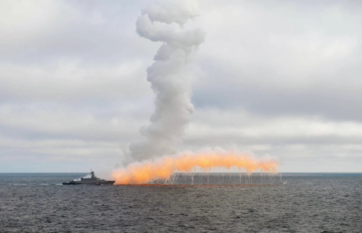 Naczelny dowódca Sił Zbrojnych Ukrainy Wałerij Załużny po godz. 10:30 oświadczył, że dwie rosyjskie rakiety Kalibr, wystrzelone w piątek w kierunku Ukrainy z Morza Czarnego, wleciały w przestrzeń powietrzną Rumunii. Tamtejszy resort obrony zdementował te doniesienia, informując, że pocisk znajdował się 35 km od granicy rumuńskiej, a wleciał w przestrzeń powietrzną Mołdawii.