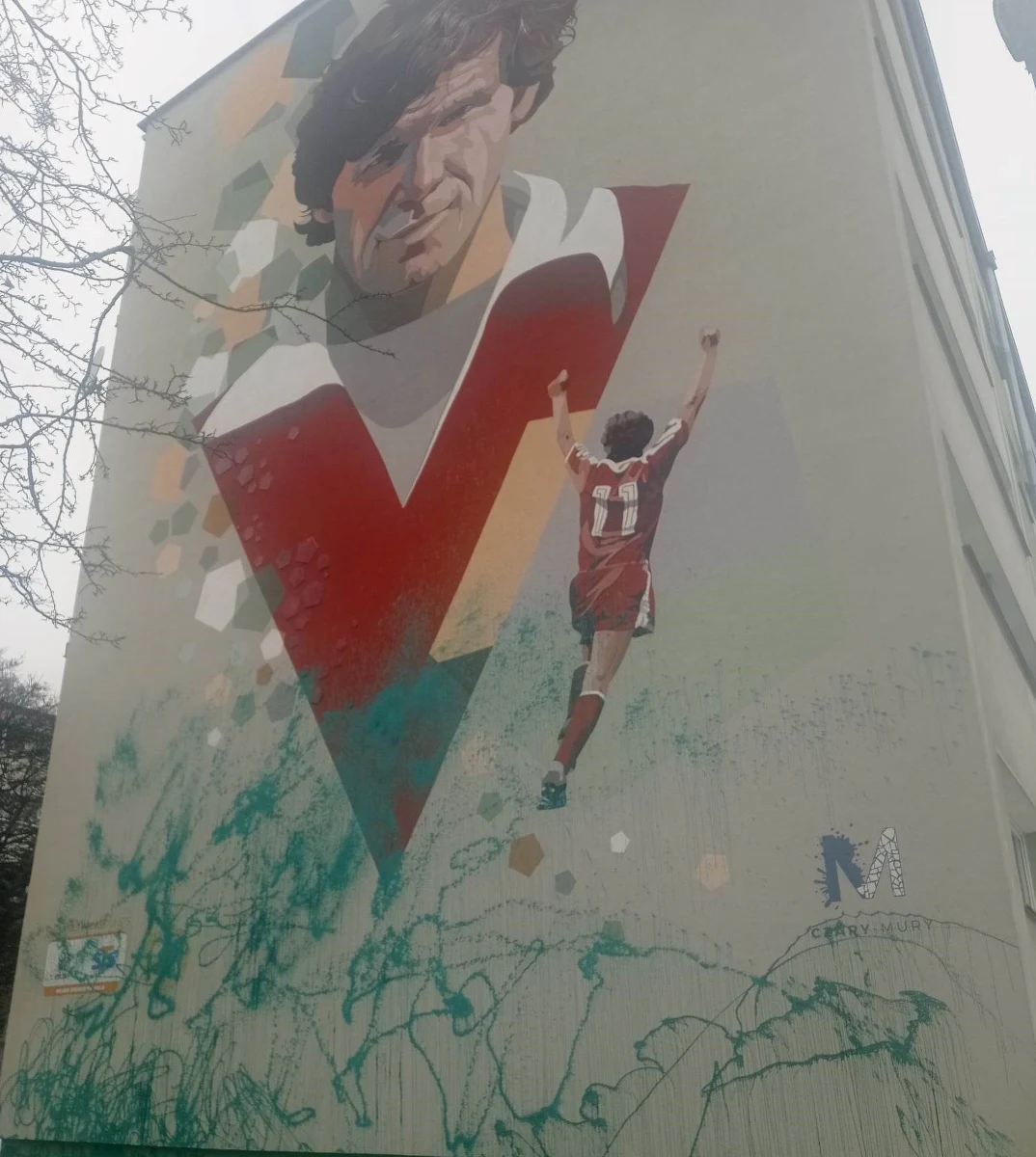Nieznani sprawcy w nocy z czwartku na piątek zniszczyli dwa murale znajdujące się w sąsiedztwie stadionu Widzewa Łódź. Jeden z nich przedstawiał postać legendarnego piłkarza klubu i reprezentacji Polski Włodzimierza Smolarka. Klub zapowiedział, że oba zostaną odmalowane.