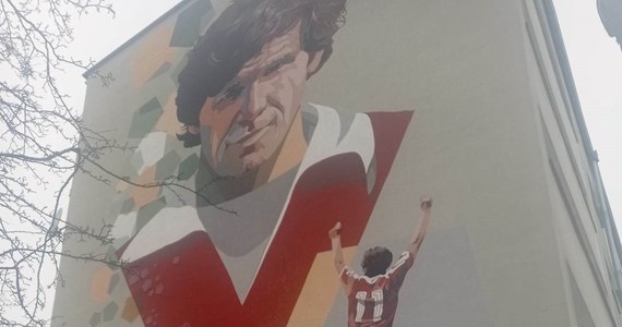 Nieznani sprawcy w nocy z czwartku na piątek zniszczyli dwa murale znajdujące się w sąsiedztwie stadionu Widzewa Łódź. Jeden z nich przedstawiał postać legendarnego piłkarza klubu i reprezentacji Polski Włodzimierza Smolarka. Klub zapowiedział, że oba zostaną odmalowane.