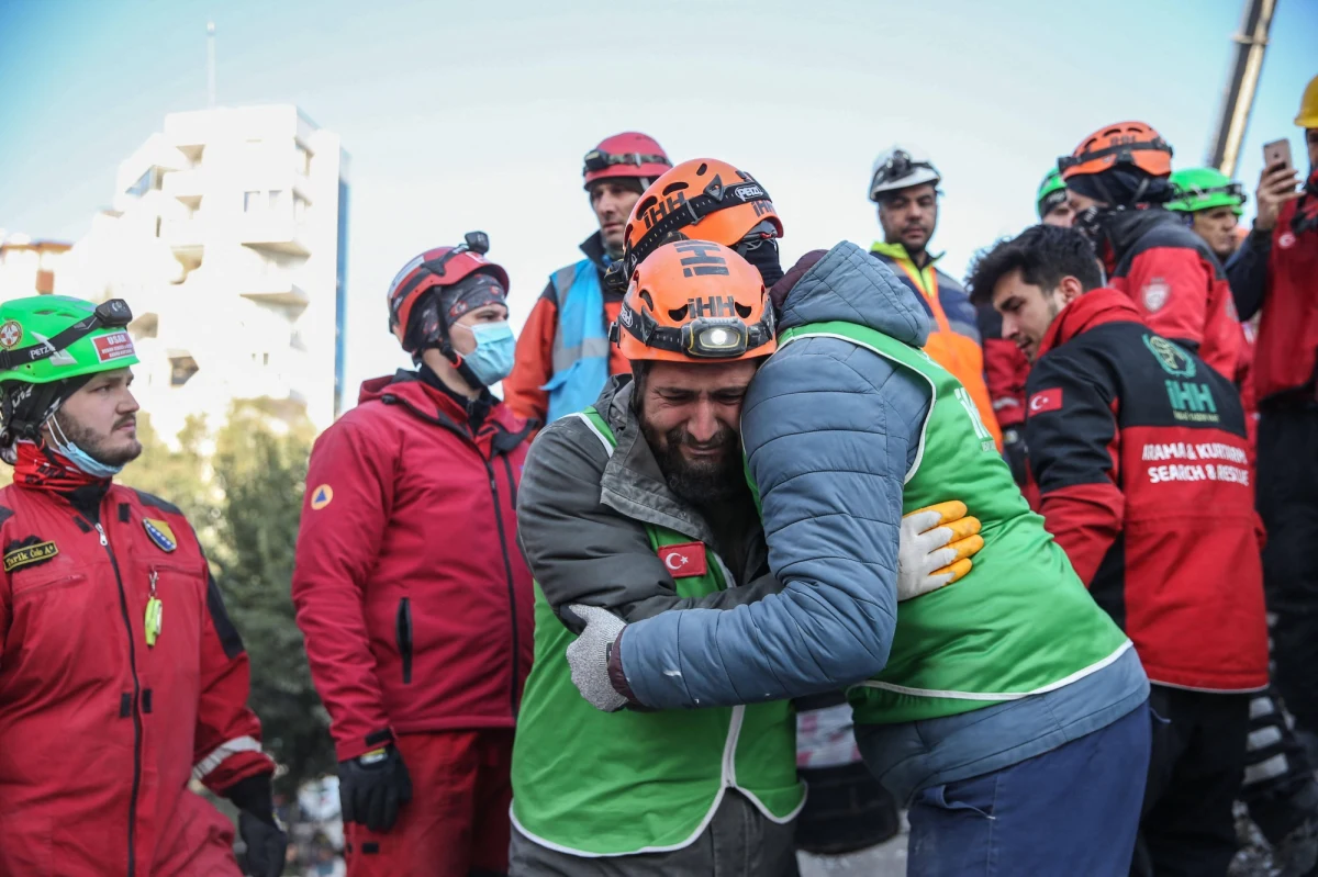 W mieście Iskenderun w południowej Turcji, gdzie w poniedziałek doszło do tragicznego w skutkach trzęsienia ziemi, wydobyto w piątek spod gruzów sześcioosobową rodzinę; uratowani ludzie przeżyli w zniszczonym budynku ponad 101 godzin.