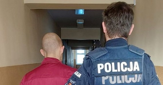 Trzech mężczyzn pobiło 40-latka, który wsiadł do taksówki w Gdańsku. Założyli mu foliowy worek na głowę i okradli. Zostali już zatrzymani przez policję. Sąd zastosował wobec nich trzymiesięczny areszt.