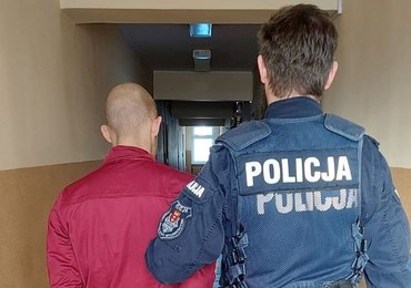 Bili i dusili pasażera taksówki. Trzech mężczyzn usłyszało zarzuty