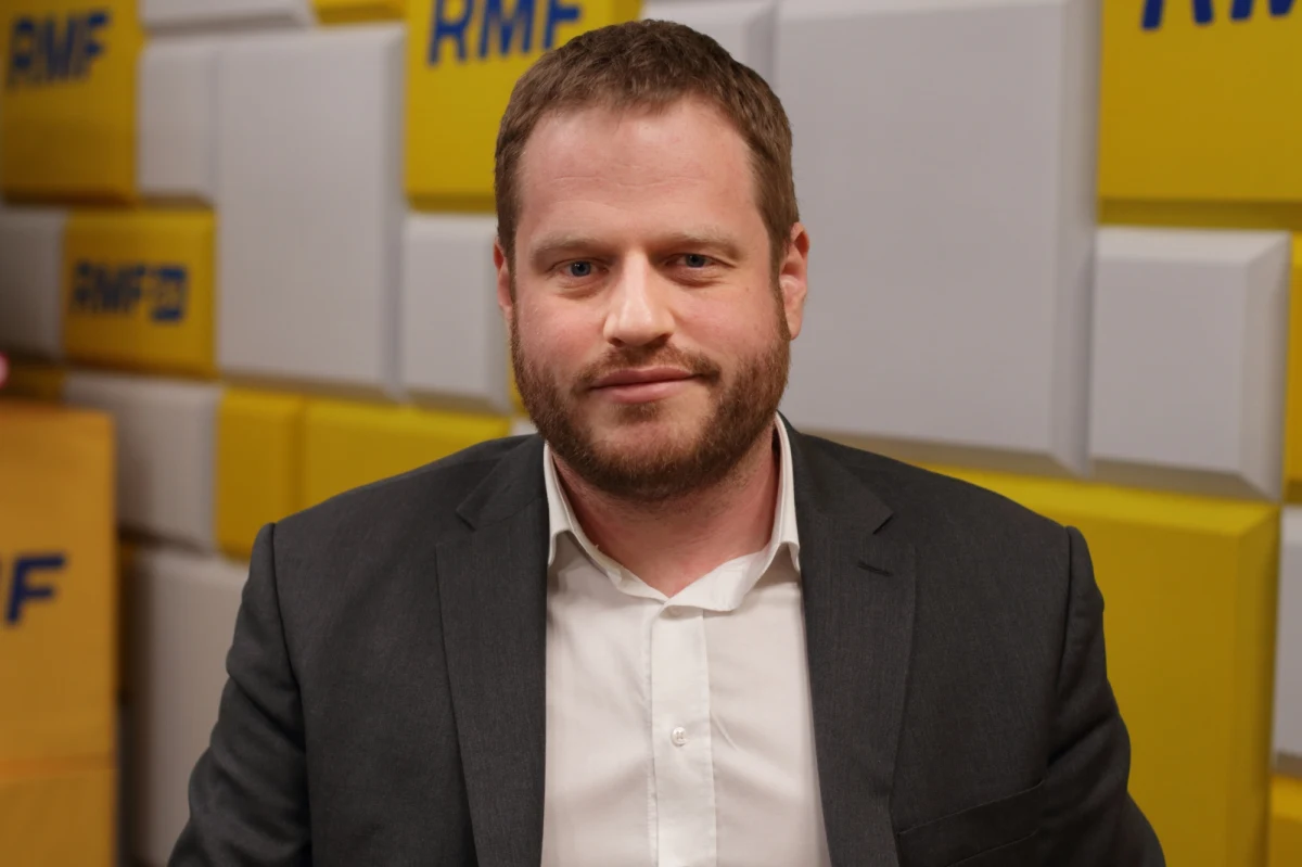 "Plan jest taki, żeby ten sprzęt (do czwartoklasistów) trafił na jesieni. Natomiast wszystko zależy od tego, jak przebiegnie postępowanie przetargowe" - powiedział w Rozmowie w południe w RMF FM Janusz Cieszyński. Sekretarz stanu w Kancelarii Prezesa Rady Ministrów poinformował, że jest plan, by sprzęt w 2023 roku otrzymali jeszcze nauczyciele. Potwierdził, że rozpisany zostanie odpowiedni przetarg.