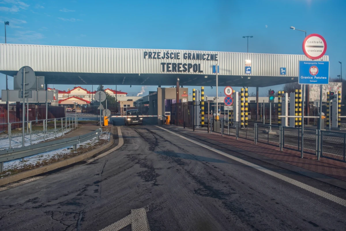 Polska nie wyklucza zamknięcia ostatniego czynnego przejścia granicznego z Białorusią w Terespolu. O takiej możliwości powiedział w Brukseli premier Mateusz Morawiecki. W czwartek szef MSWiA poinformował o zawieszeniu ruchu w Bobrownikach. 

