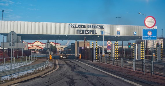 Polska nie wyklucza zamknięcia ostatniego czynnego przejścia granicznego z Białorusią w Terespolu. O takiej możliwości powiedział w Brukseli premier Mateusz Morawiecki. W czwartek szef MSWiA poinformował o zawieszeniu ruchu w Bobrownikach. 

