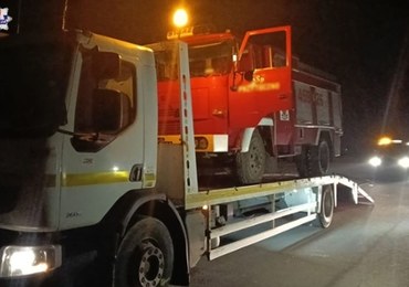 Jeździli wozem strażackim. Kierowca bez uprawnień, pasażerowie pijani