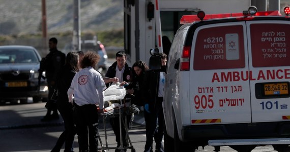 Samochód osobowy wjechał w pieszych na przystanku autobusowym w Ramot, zaanektowanym przez Izrael żydowskim obszarze osadniczym we Wschodniej Jerozolimie. Życie straciły dwie osoby, w tym 6-letnie dziecko. Ponadto rannych zostało pięć osób - dwie z nich są w stanie krytycznym. Sprawca został zastrzelony na miejscu przez służby bezpieczeństwa.