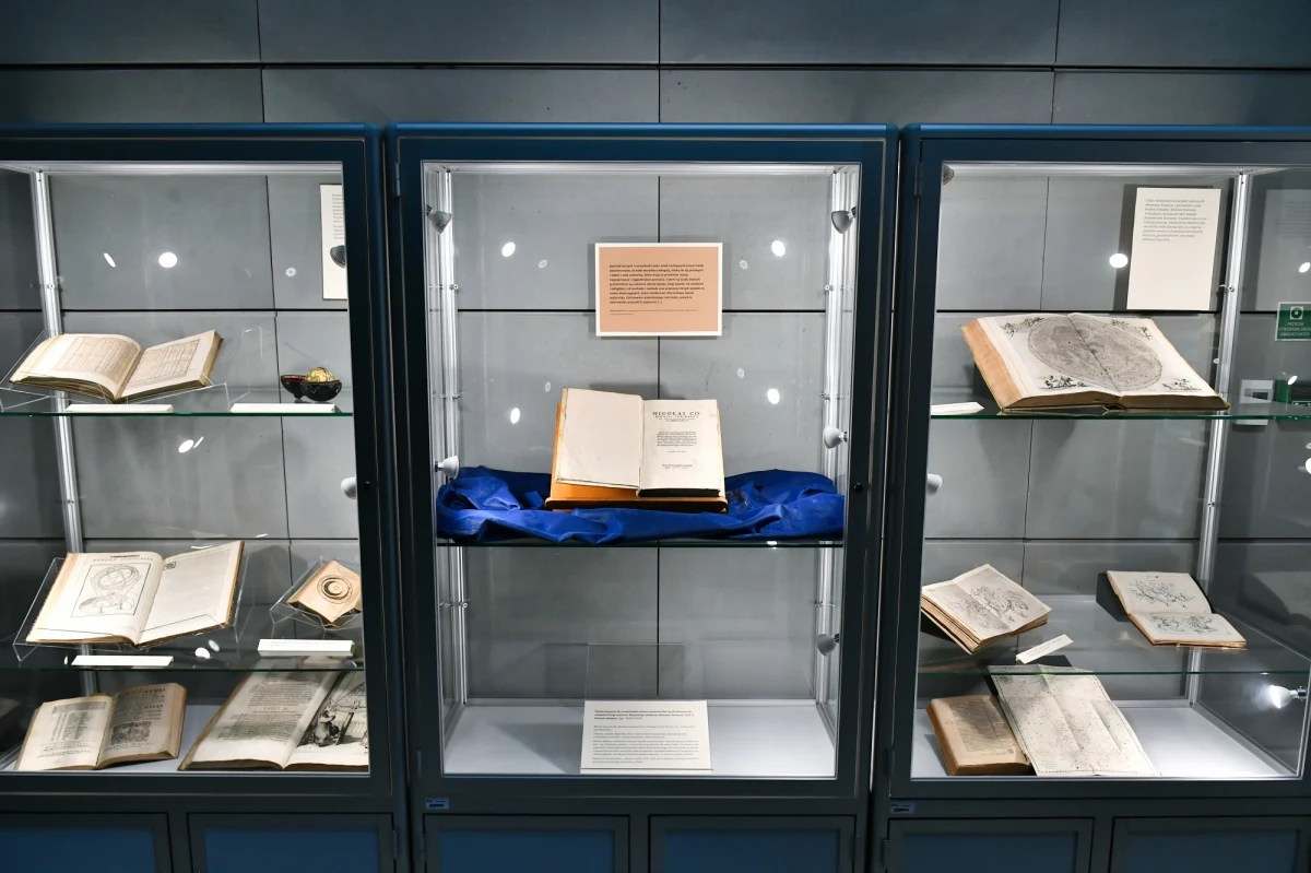 Pierwsze wydanie „O obrotach sfer niebieskich” Mikołaja Kopernika, ale również dzieła Ptolemeusza, Galileusz, Johannesa Kepler i Jana Heweliusza prezentowane są na wystawie otwartej w piątek w Bibliotece Uniwersytetu Wrocławskiego.