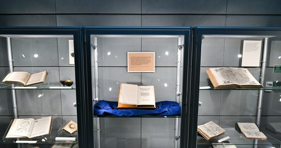 Pierwsze wydanie „O obrotach sfer niebieskich” Mikołaja Kopernika, ale również dzieła Ptolemeusza, Galileusz, Johannesa Kepler i Jana Heweliusza prezentowane są na wystawie otwartej w piątek w Bibliotece Uniwersytetu Wrocławskiego.
