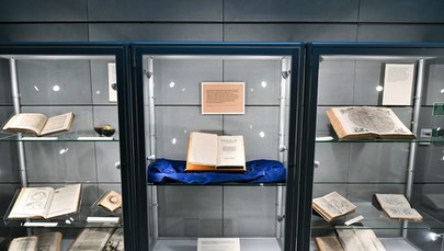 Pierwsze wydanie "O obrotach sfer niebieskich" na wystawie w Bibliotece UWr