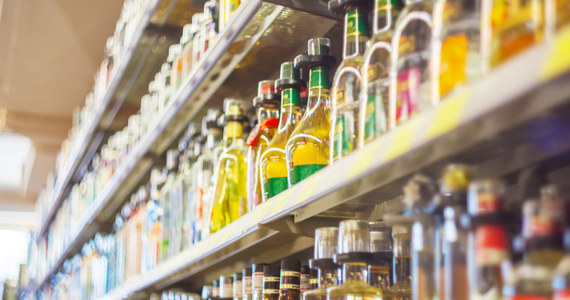 „Nie sprzedawaj alkoholu mojemu dziecku” to hasło miejskiej kampanii, które ma ukrócić proceder sprzedawania alkoholu nieletnim we wrocławskich sklepach. Według badań przedstawionych przez wrocławskich urzędników w siedmiu na dziesięć sklepów sprzedawcy nie weryfikują wieku klientów kupujących alkohol.
