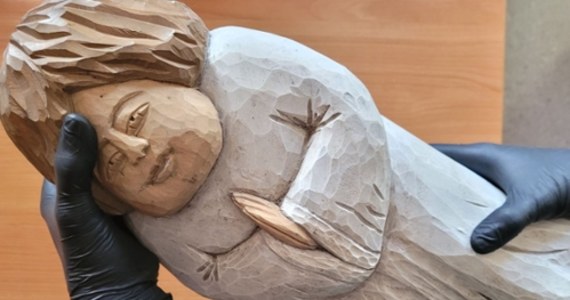 Kobieta podejrzewana o kradzież w Sopocie drewnianej bożonarodzeniowej figurki Dzieciątka Jezus jest już w rękach policji. 22-latka, która była poszukiwana przez funkcjonariuszy, sama zgłosiła się na komendę. Usłyszała zarzuty.