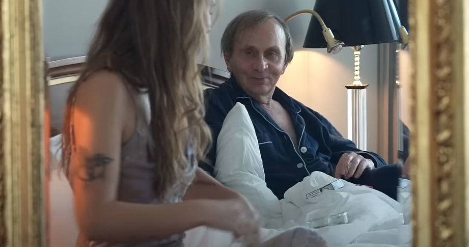 Francuski pisarz Michel Houellebecq domaga się zakazu emisji filmu, zrealizowanego przez holenderski kolektyw Kirac. W opublikowanym zwiastunie widać go bez koszulki, całującego młodą kobietę w łóżku.