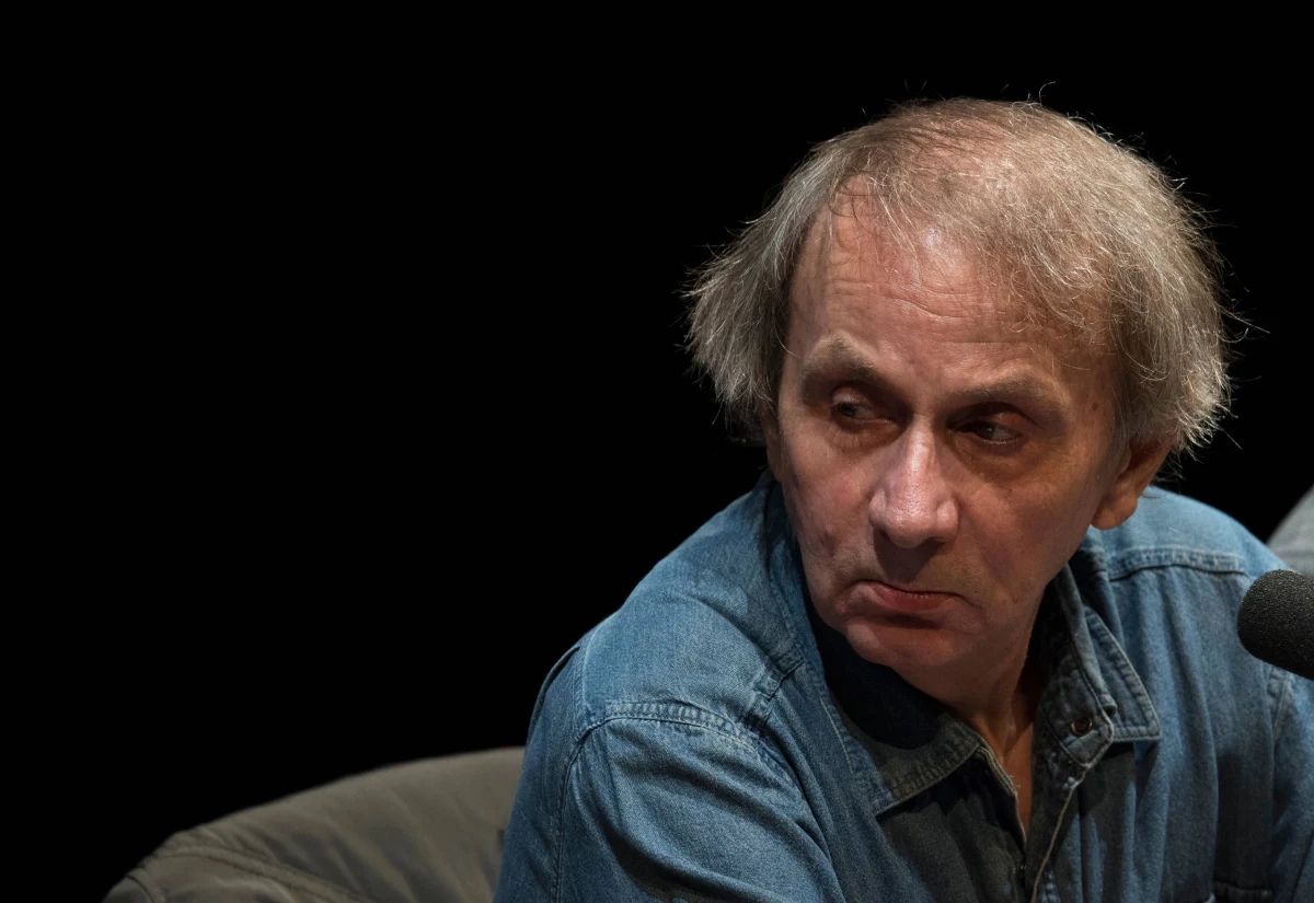 ​Francuski pisarz Michel Houellebecq domaga się zakazu emisji filmu, zrealizowanego przez holenderski kolektyw Kirac. W opublikowanym zwiastunie widać go bez koszulki, całującego młodą kobietę w łóżku.