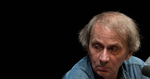 ​Francuski pisarz Michel Houellebecq domaga się zakazu emisji filmu, zrealizowanego przez holenderski kolektyw Kirac. W opublikowanym zwiastunie widać go bez koszulki, całującego młodą kobietę w łóżku.