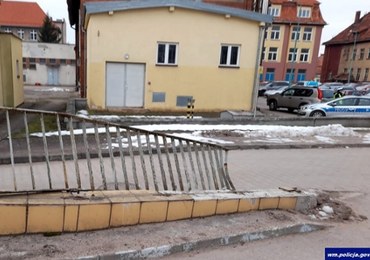 Chcieli odebrać znajomego ze szpitala. Wjechali w ogrodzenie, byli pijani