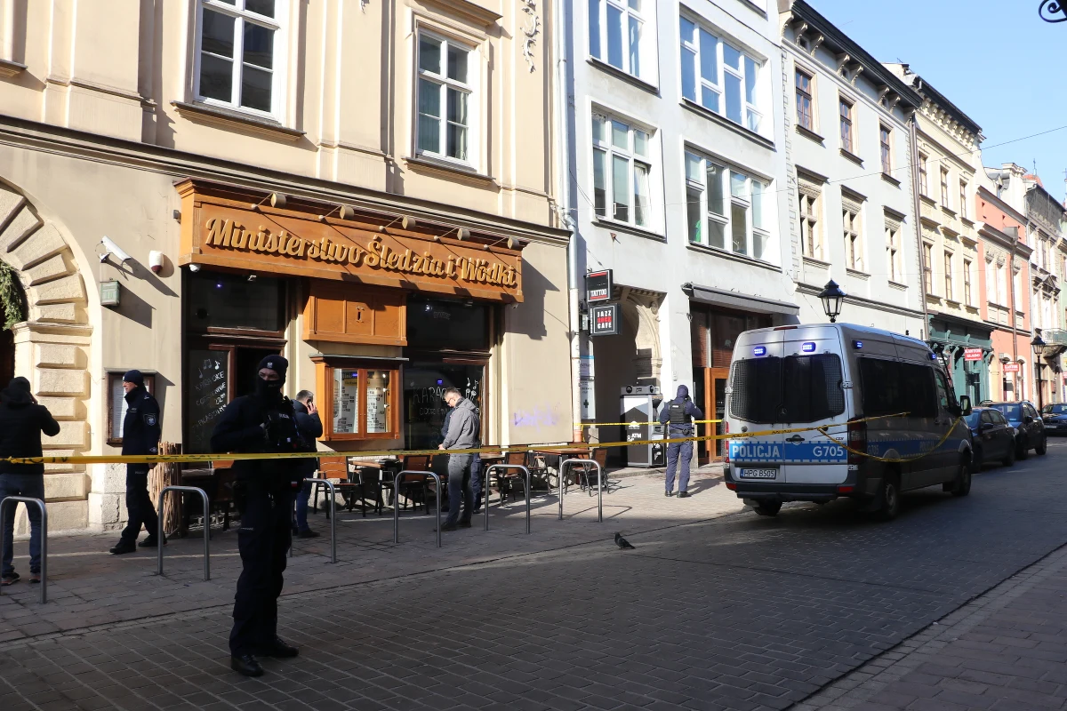 "Zarzut zabójstwa, usiłowania zabójstwa oraz posiadania bez pozwolenia broni są przedstawiane w krakowskiej prokuraturze mężczyźnie podejrzanemu o to, że w czwartek strzelił w kierunku dwóch osób w barze przy ul. Sławkowskiej w centrum miasta" - poinformował PAP rzecznik Prokuratury Okręgowej w Krakowie. Przypomnijmy, że zginęła jedna osoba, a druga została ranna.
