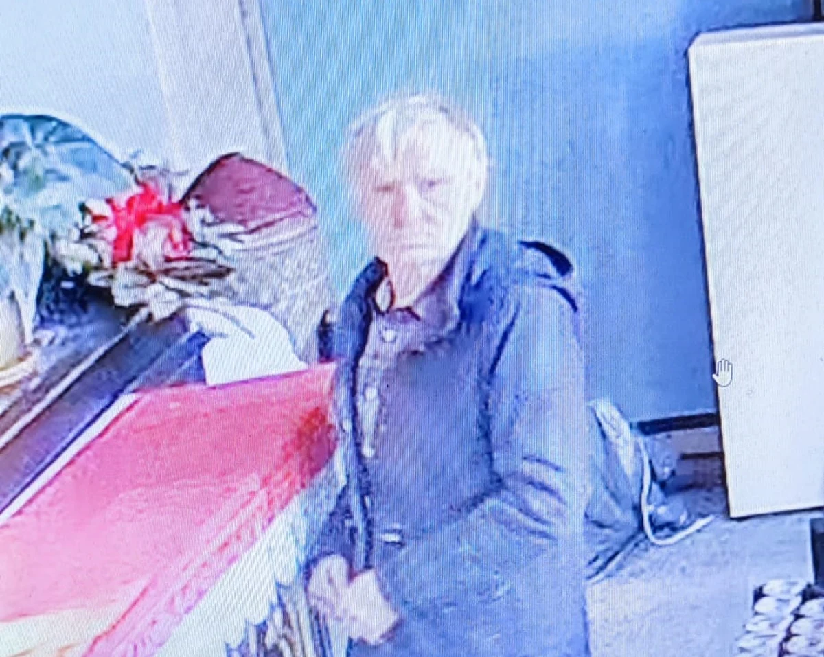 Policjanci poszukują sprawcy włamania, do którego doszło na terenie parafii św. Wojciecha w Radzionkowie (Śląskie). Złodziej skradł z jednego z ołtarzy wyroby jubilerskie - wota dziękczynne wiernych. Mężczyznę zarejestrował monitoring – policja opublikowała jego wizerunek.