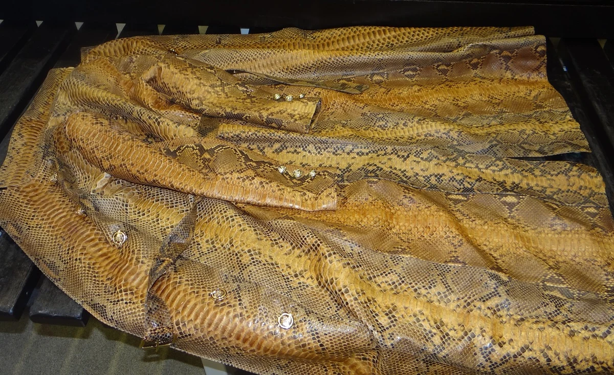 Płaszcz i buty ze skóry pytona znaleźli funkcjonariusze podkarpackiej Krajowej Administracji Skarbowej podczas kontroli na polsko-ukraińskim przejściu granicznym w Medyce. Towar próbował nielegalnie przewieźć przez granicę obywatel Ukrainy.
