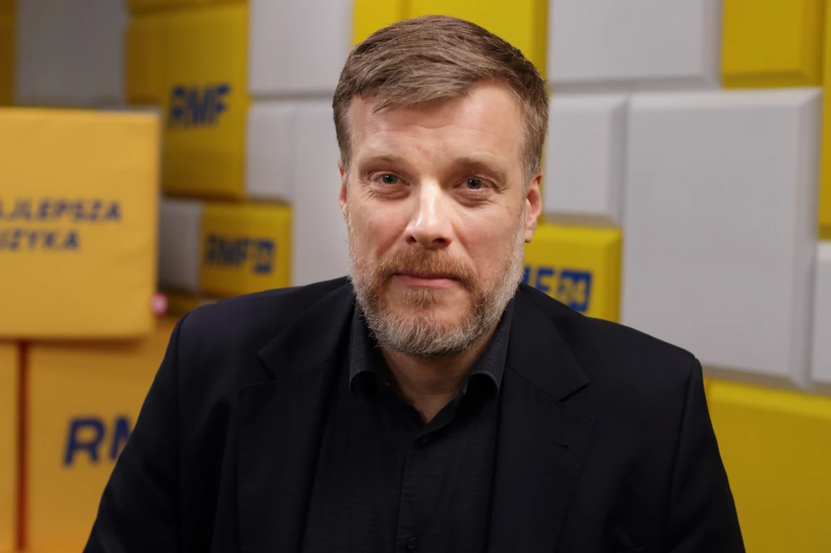 "Nikt po tych wyborach (parlamentarnych - red.) nie będzie rządzić samodzielnie i dobrze, żeby się wszyscy z tym pogodzili" - powiedział Adrian Zandberg, współprzewodniczący partii Razem, który był gościem Marka Tejchmana w Popołudniowej rozmowie w RMF FM. Rozmówca dodał, że "nie będzie trzeciej kadencji Prawa i Sprawiedliwości". Zdaniem Zandberga: "Będą trzy listy i proponuję wszystkim miłośnikom analiz systemów wyborczych przyzwyczaić się do faktu".