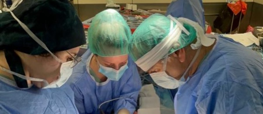 Specjaliści Warszawskiego Uniwersytetu Medycznego po raz pierwszy w Polsce przeszczepili dwóm dorosłym pacjentom wątrobę pobraną od jednego dawcy. Zabieg miał miejsce 4 stycznia. Jak poinformowano, pacjenci czują się dobrze.