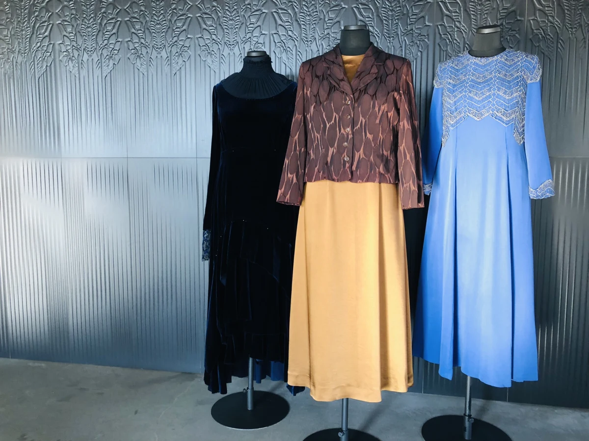 Cudem odnaleziona wieczorowa suknia, w której Wisława Szymborska jadła kolację z królem Szwecji oraz noblowska kreacja Olgi Tokarczuk - te stroje można od soboty, 11 lutego, oglądać w Centralnym Muzeum Włókiennictwa w Łodzi. Wystawa strojów polskich noblistek jest pretekstem do opowiedzenia historii wybitnych kobiet i otwiera cykl spotkań pod tytułem: "Nowy rozdział".  