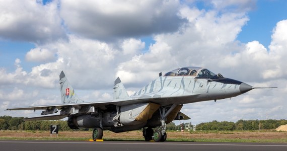 Premier Słowacji Eduard Heger powiedział w piątek w Bratysławie, że po otrzymaniu oficjalnej prośby od Ukrainy o przekazanie samolotów myśliwskich MIG-29 rząd rozpoczął negocjacje na ten temat. Przeciw przekazaniu samolotów jest były trzykrotny premier, jeden z liderów opozycji Robert Fico.