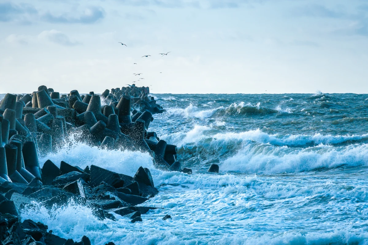 Mroźna i wietrzna sobota. Instytut Meteorologii i Gospodarki Wodnej wydał ostrzeżenia przed sztormem na Bałtyku m.in. dla środkowej i zachodniej części strefy brzegowej. -15 stopni może pojawić się na termometrach na Podhalu. Na wschodzie i południu Polski prognozowane są opady śniegu. Sprawdźcie najnowszą prognozę pogody.