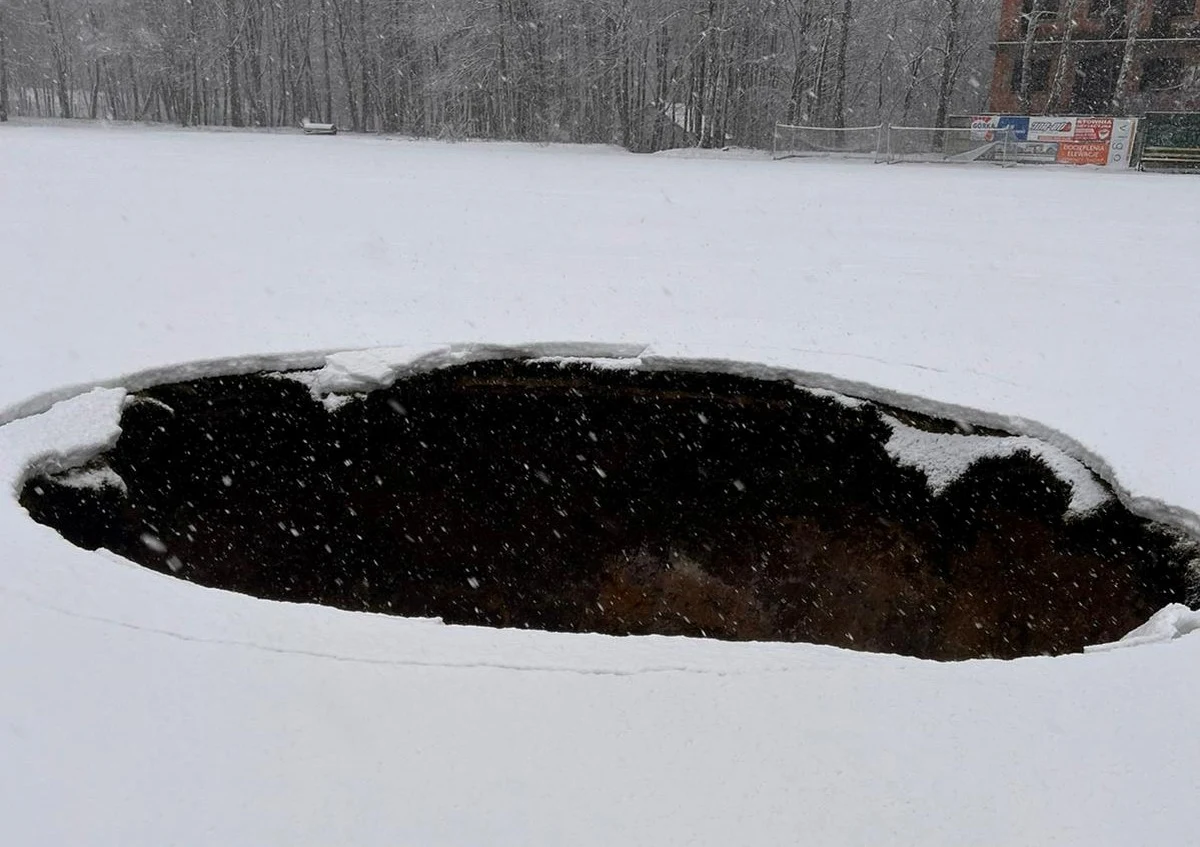 ​Urząd Miasta Trzebini zdecydował o zamknięciu ulicy Górniczej, przy której występują zapadliska. Przygotowany plan zmiany organizacji ruchu wejdzie w życie najprawdopodobniej w pierwszych dniach nowego tygodnia - poinformował burmistrz Jarosław Okoczuk.