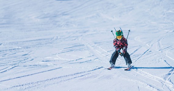 Narciarze mogą po raz pierwszy w tym roku skorzystać z zimowych atrakcji Góry Kamieńsk w Łódzkiem. "Po kilku dniach sprzyjającej pogody armatki śnieżne wyprodukowały wystarczającą ilość śniegu do przygotowania jednej z trzech tras zjazdowych" - poinformowała PGE GiEK.