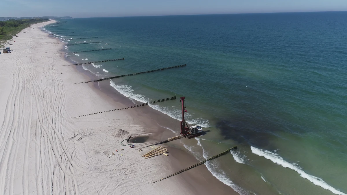 Półwysep Helski najlepiej zabezpieczonym odcinkiem polskiego wybrzeża? Nie wykluczają tego w Urzędzie Morskim w Gdyni, który zakończył właśnie trwający od 2018 roku program "Ochrona brzegów morskich w rejonie Półwyspu Helskiego". W jego ramach zdemontowano stare ostrogi, wymieniono na nowe czy zlecono specjalny "monitoring".