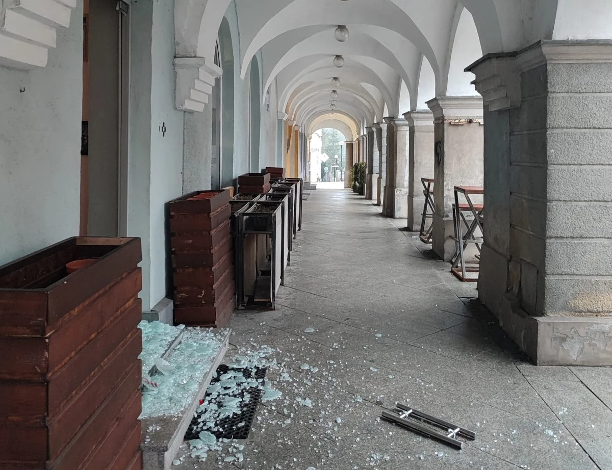 Pijany 22-letni mężczyzna próbował się tej nocy włamać do jednego z lokali na olsztyńskiej starówce. Namierzył go patrol policji. Szybko wpadł w ręce funkcjonariuszy - podaje portal gazetaolsztynska.pl.