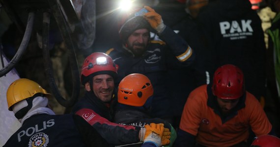 129 godzin po niszczycielskim trzęsieniu ziemi na turecko-syryjskim pograniczu zespoły ratownicze w Turcji wyciągnęły spod gruzów pięciu żywych członków jednej rodziny - podała agencja AP.