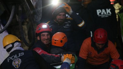 Przeżyli pod gruzami 129 godzin. Pięcioosobowa rodzina uratowana w Turcji