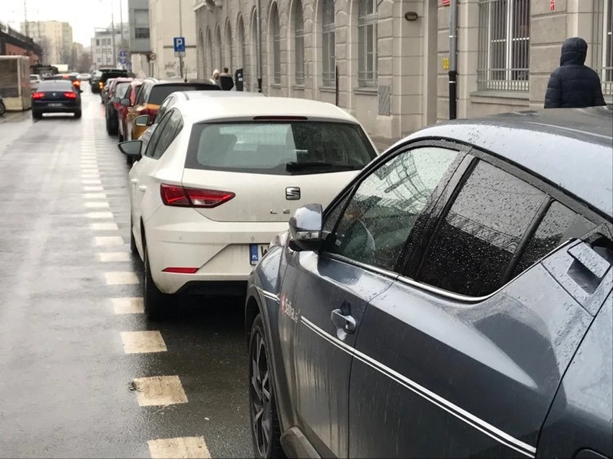 ​Duże ułatwienie dla kierowców we Wrocławiu. Udostępniono im bezpłatną aplikację mobilną ParkSpaceEco. Ułatwia ona znalezienie wolnego miejsca parkingowego w strefie płatnego parkowania. Jakie dokładnie daje możliwości?