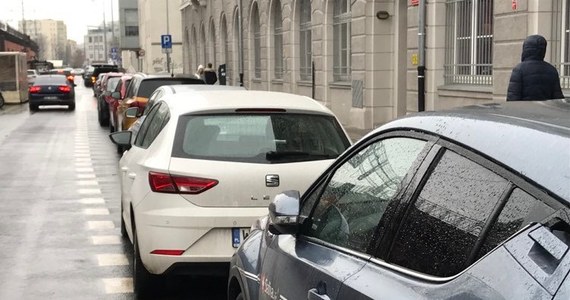 ​Duże ułatwienie dla kierowców we Wrocławiu. Udostępniono im bezpłatną aplikację mobilną ParkSpaceEco. Ułatwia ona znalezienie wolnego miejsca parkingowego w strefie płatnego parkowania. Jakie dokładnie daje możliwości?