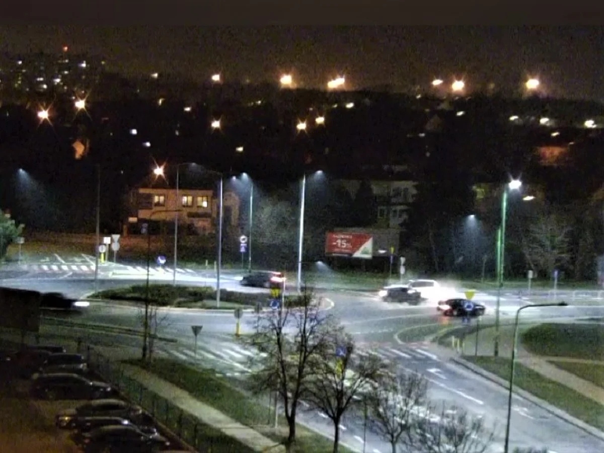 Policjanci z Dolnego Śląska opublikowali nagranie, na którym widać jak 21-letni kierowca wjeżdża z impetem na jedno z rond w Legnicy, po czym uderza w inne auto. Policja mówi o groźnym zdarzeniu i podkreśla, że młody sprawca czuł się niewinny. Nie przyjął mandatu.
