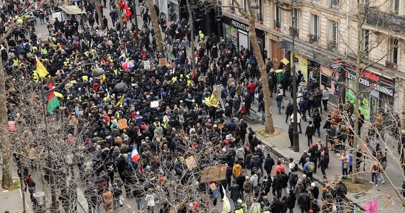 Osiem głównych francuskich central związkowych przekazało, że może "doprowadzić do paraliżu państwa we wszystkich sektorach" w czasie zapowiedzianych na 7 marca manifestacji, jeśli rząd i parlament "pozostaną głuche" na protesty przeciwko reformie emerytalnej. Tymczasem podczas dzisiejszych demonstracji w Paryżu i Lyonie doszło do starć z policją. 