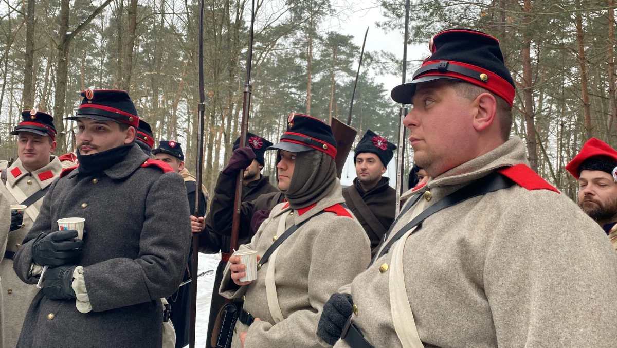 W zimowej scenerii i dokładnie tym samym miejscu, po 160 latach rekonstruktorzy odtworzyli wydarzenia z 7 lutego 1863 roku. Wtedy powstańcy stanęli przeciwko znacznie lepiej uzbrojonym Rosjanom, walcząc o niepodległość.