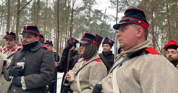 W zimowej scenerii i dokładnie tym samym miejscu, po 160 latach rekonstruktorzy odtworzyli wydarzenia z 7 lutego 1863 roku. Wtedy powstańcy stanęli przeciwko znacznie lepiej uzbrojonym Rosjanom, walcząc o niepodległość.