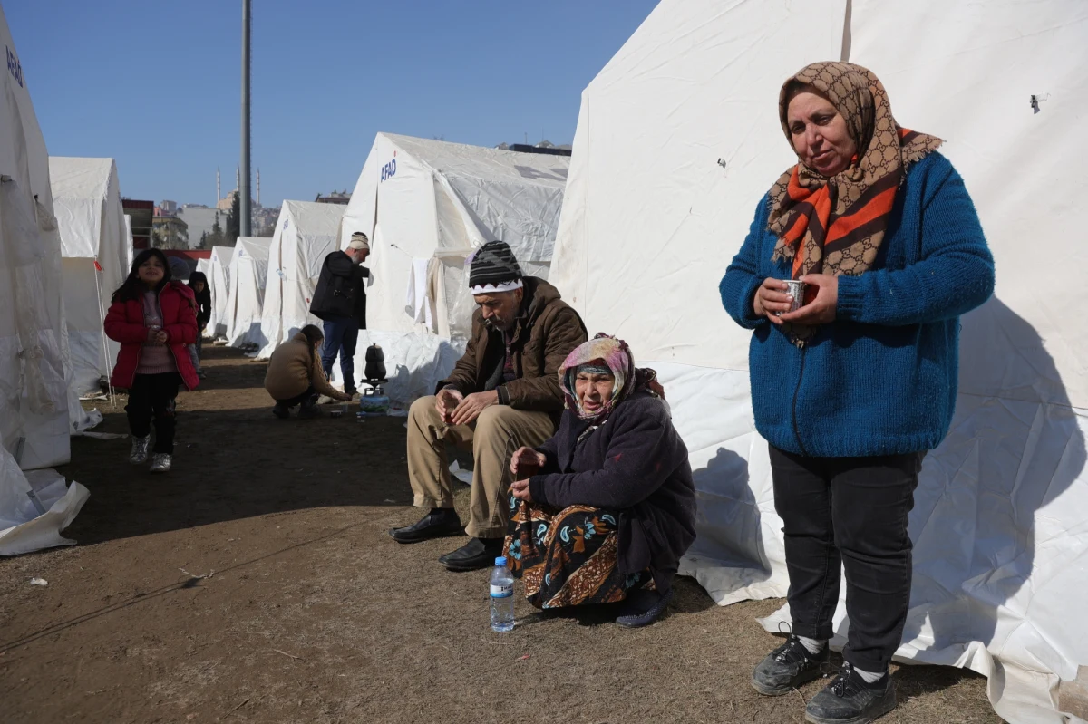 "Mamy tutaj (w Turcji - przyp. red.) około 15 milionów bezdomnych. Nawet ludzie, którzy nie stracili domów, nie są w stanie w nich spać, bo fundamenty zostały naruszone i są straumatyzowani" - mówi RMF FM Wiktoria Maciejewicz, dyrektor Misji Naziemnych Global Empowerment Mission Europe, która jest w okolicach jednego z najbardziej zniszczonych w wyniku trzęsienia ziemi tureckich miast - Kahramanmaraş. "Wszyscy śpią na zewnątrz - albo pod namiotami, albo rozpalają ogniska i śpią pod gołym niebem" - dodaje. "Apatii tutaj nie ma. Wszyscy są zmotywowani, wszyscy sobie pomagają" - relacjonuje. 