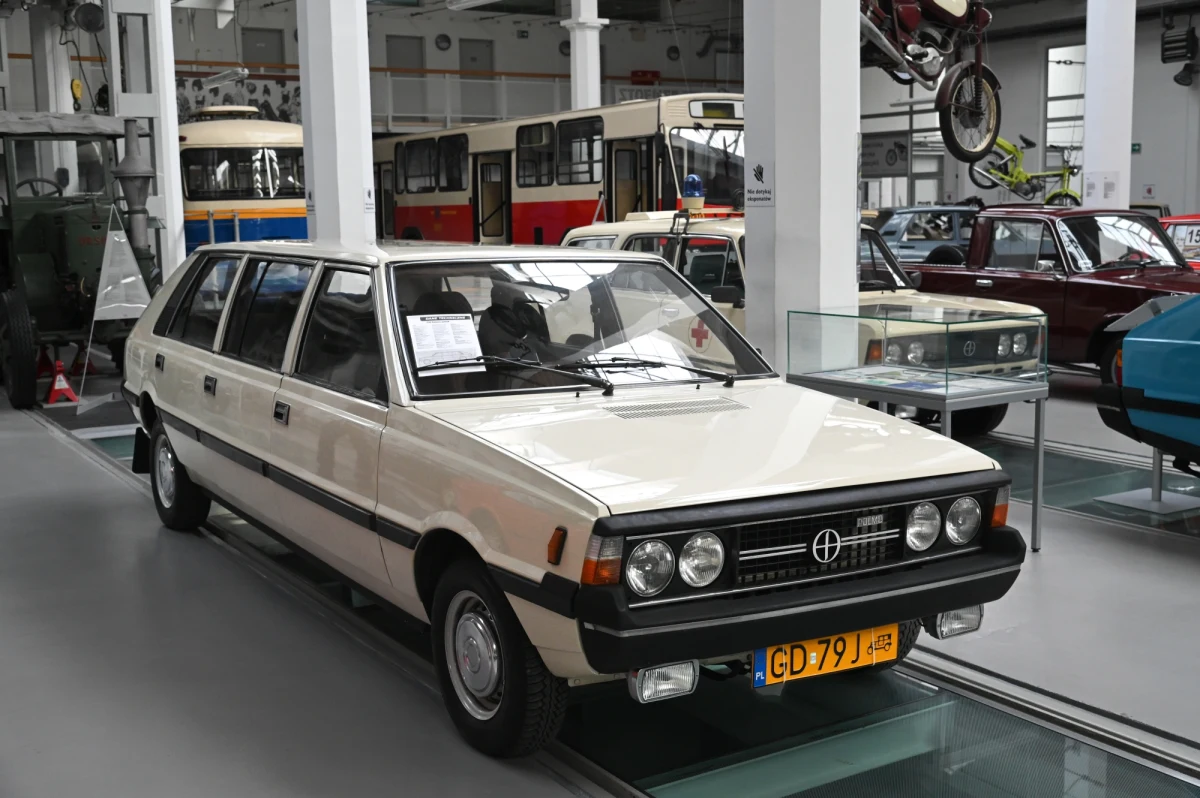 Replika poloneza wykonana przez entuzjastów motoryzacji ze Stowarzyszenia FSO Pomorze przyjechała do Szczecina z Gdańska. Budowa pojazdu z przerwami zajęła ponad trzy lata - podaje portal gs24.pl.