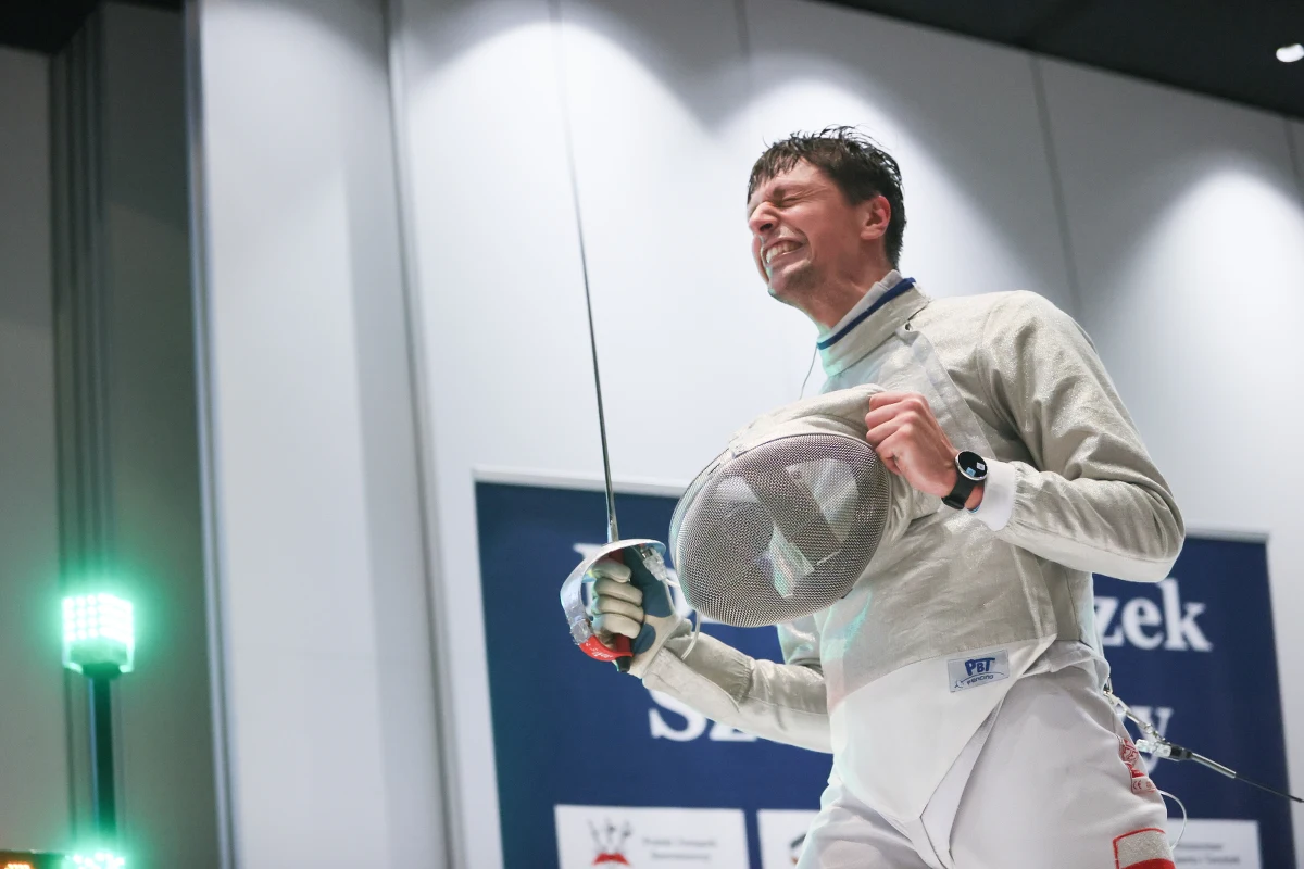 ​Krzysztof Kaczkowski sensacyjnie wygrał w Warszawie turniej szermierczy "O Szablę Wołodyjowskiego". W finale 66. edycji najstarszych zawodów w kalendarzu Pucharu Świata pokonał lidera rankingu i mistrza Europy, Gruzina Sandro Bazadze 15:13.